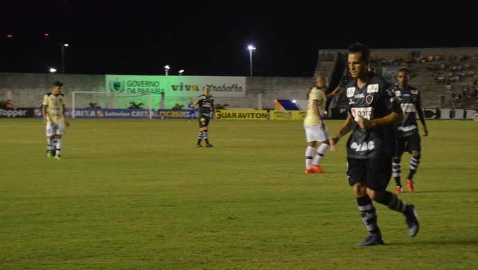 Pedro Castro, meia do Botafogo-PB, Botafogo-PB (Foto: Hévilla Wanderley / GloboEsporte.com/pb)