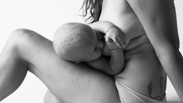 Muitas mulheres ficam com cicatrizes, estrias e flacidez da pele após o parto. É uma realidade que as próprias mulheres muitas vezes tentam esconder e a mídia nunca quer mostrar. Mas uma fotógrafa está na missão de redefinir o conceito do copo da mulher b (Foto: www.abeautifulbodyproject.com)