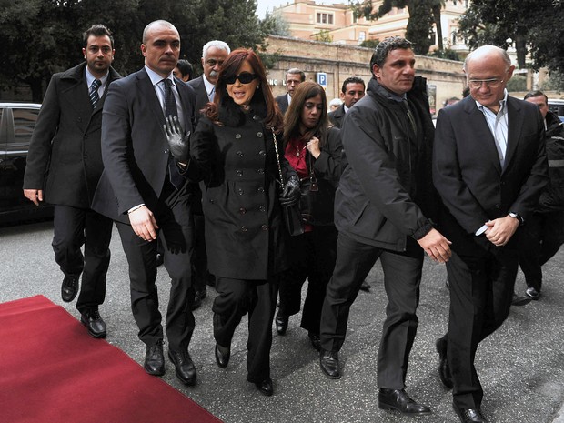 A presidente argentina, Cristina Kirchner no momento da chegada a Roma no domingo (17) (Foto: AFP PHOTO / TELAM - Juan Roleri)