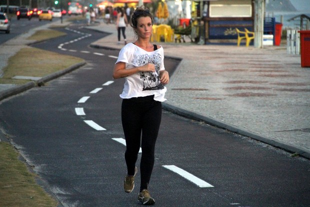Juliana Didone corre na orla (Foto: Marcos Ferreira / Foto Rio News)