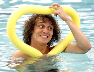 David Luiz no treino da seleção na piscina (Foto: EFE)