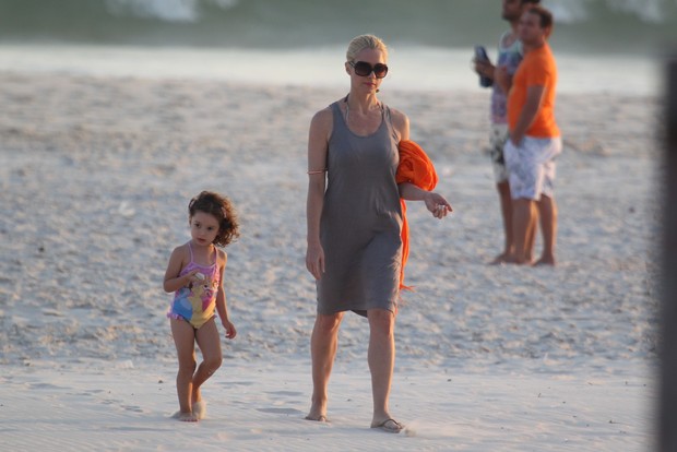 Leticia Spiller na praia com a filha Stela (Foto: Dilson Silva / Agnews)