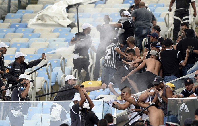 Confusão torcida Corinthians, no Maracanã (Foto: André Durão)