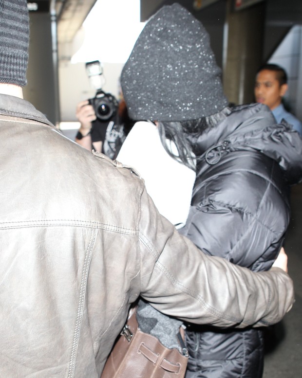 X17_Katy Perry esconde o rosto ao chegar no aeroporto de Los Angeles (Foto: X17)