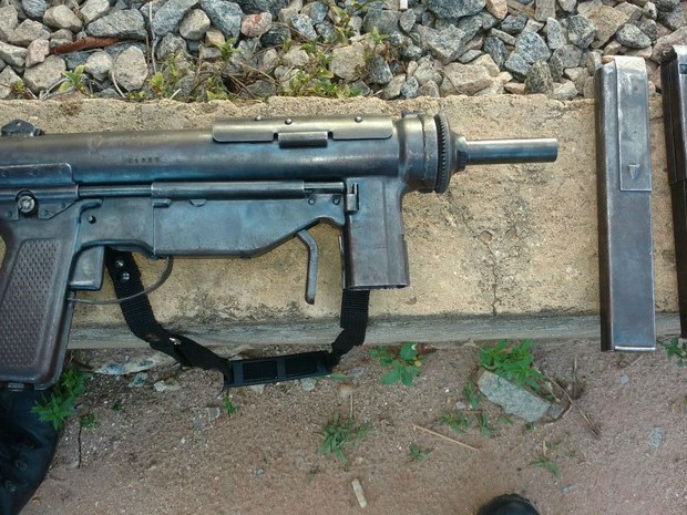 Armas foram abandonadas durante perseguição policial (Foto: Polícia Militar/Divulgação)
