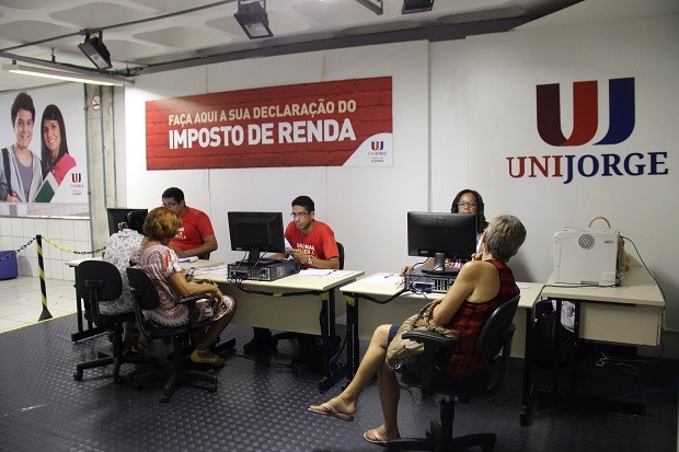 Estudantes ajudam na declaração do Imposto de Renda (Foto: Divulgação)