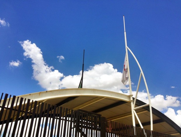 Bandeira do Corinthians a meio pau no CT (Foto: Maria Clara Ciasca / globoesporte.com)