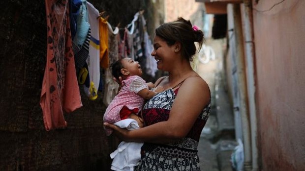 Carla chegou a fazer massagem cardíaca na própria filha, que aspirou o leite materno para o pulmão (Foto: Paulo Paiva|BBC)