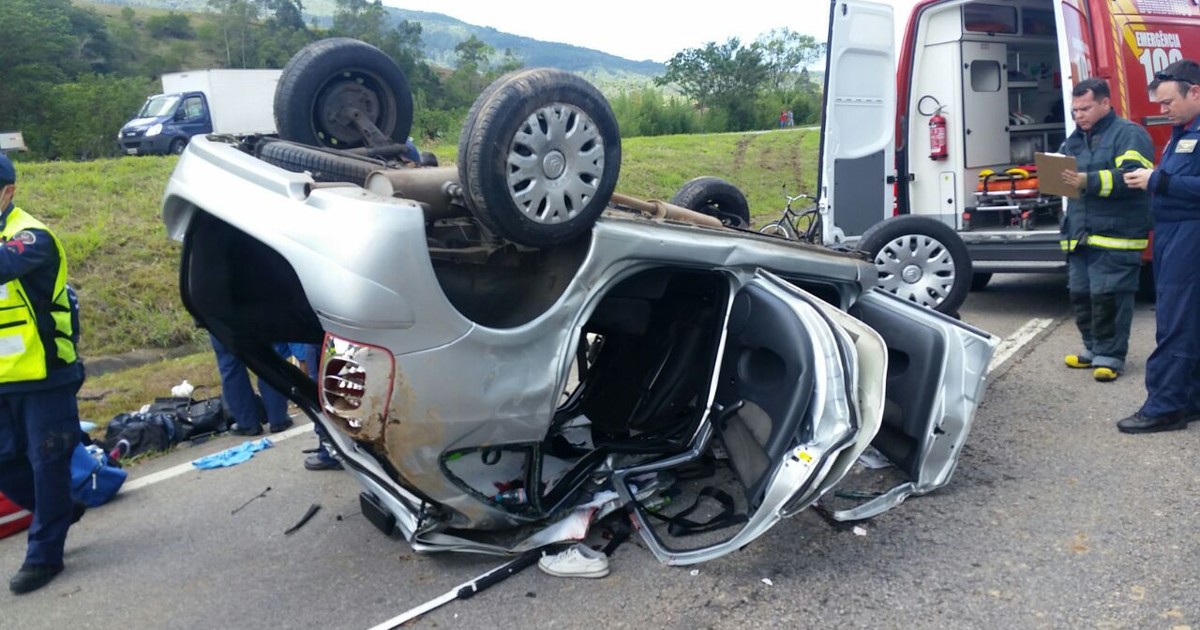 G1 Casal morre após carro sair da pista e capotar duas vezes na BR