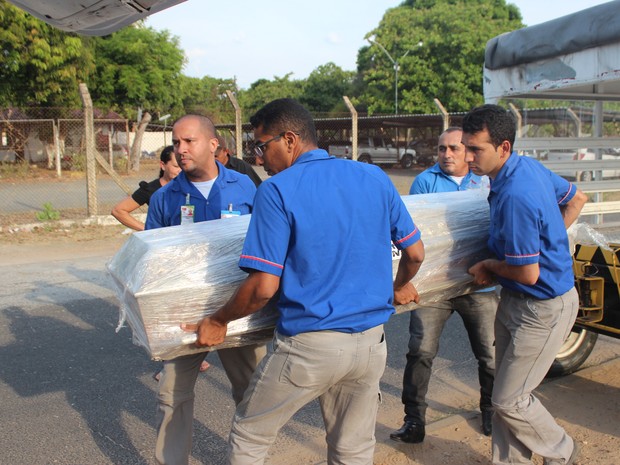 Caixões chegaram em Teresina e foram levados ao interior do Piauí (Foto: Ellyo Teixeira/G1)