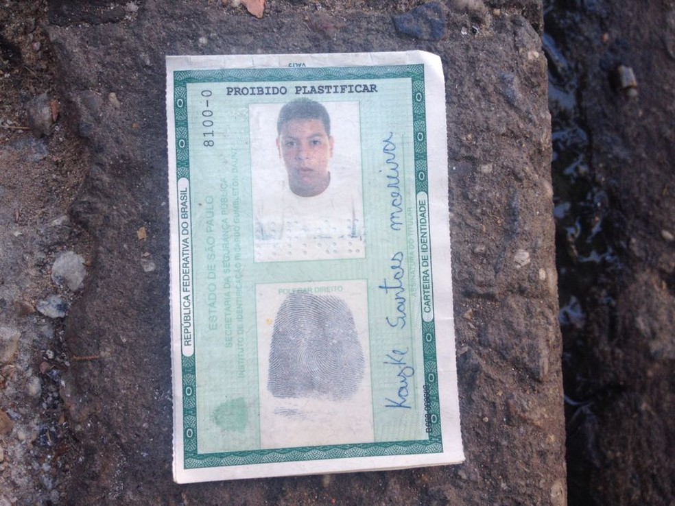 Documento de Kayke Santos, morto na chacina no Campo Limpo (Foto: Kleber Tomaz/G1)