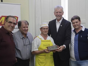 Seu Wilson foi homenageado pelo prefeito em 2014, quando completou os 60 anos de Mercado (Foto: Ricardo Giusti/PMPA) Seu Wilson foi homenageado pelo prefeito em 2014, quando completou os 60 anos de Mercado (Foto: Ricardo Giusti/PMPA)