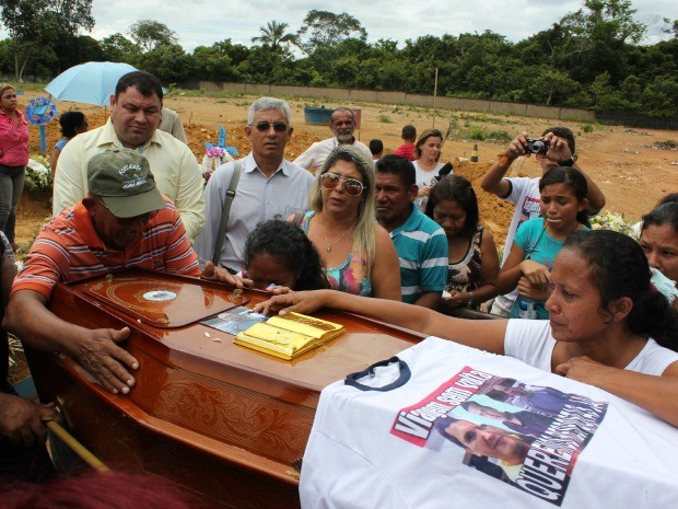 Familiares e amigos de Aldeney participaram de cortejo na manhã desta quinta-feira (6) (Foto: Camila Henriques/G1 AM)