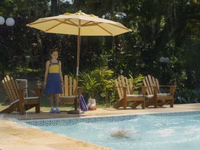 Garota Levada Claudia Visita A Mansao E Joga Carlota Dentro Da Piscina Vem Por Ai Rede Globo