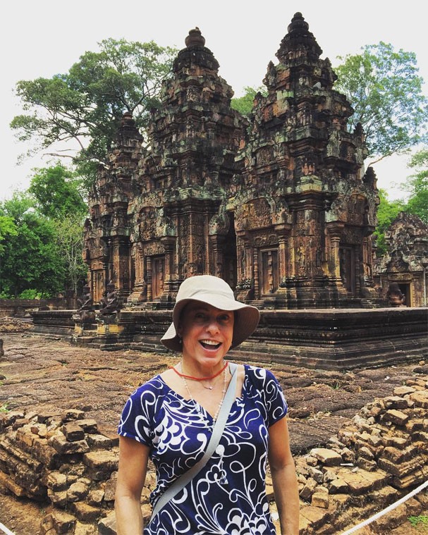 Cissa Guimarães em Banteay Srei, um dos templos mais antigos do Camboja (Foto: Reprodução/Instagram)