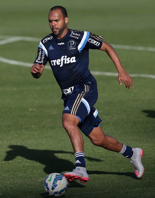 Após filho cornetar a 21, Alecsandro cogita rodízio de número no Palmeiras