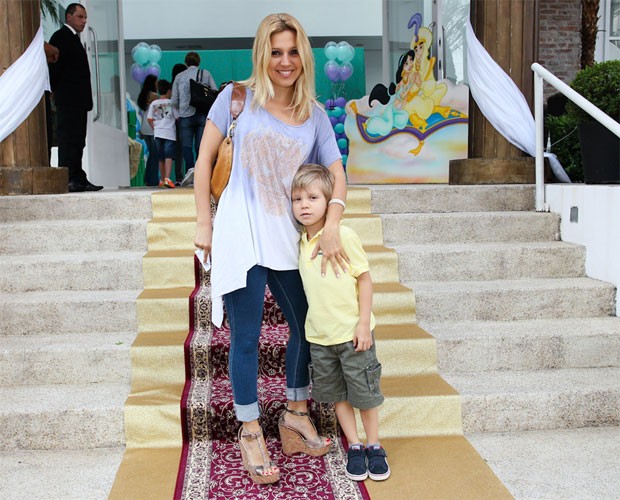 A atriz Patrícia de Sabrit e o filho, Maximilian (Foto: Manuela Scarpa/Foto Rio News)