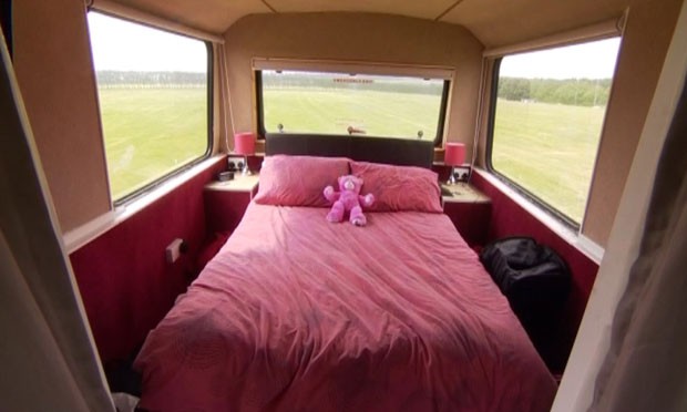 Cama do casal britânico Daniel Bond e Stacey Drinkwater, que comprou um ônibus por 3 mil libras e transformou o veículo em casa (Foto: BBC)