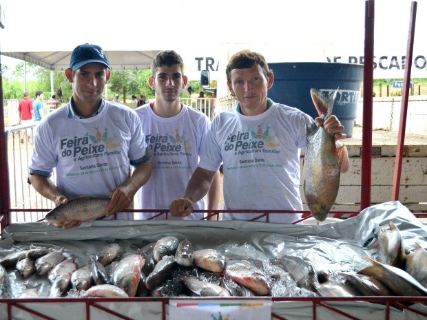 Marcos Silva (dir.) conta que perdeu de 4 a 5 mil peixes com a enchente do rio (Foto: Aline Nascimento/G1)