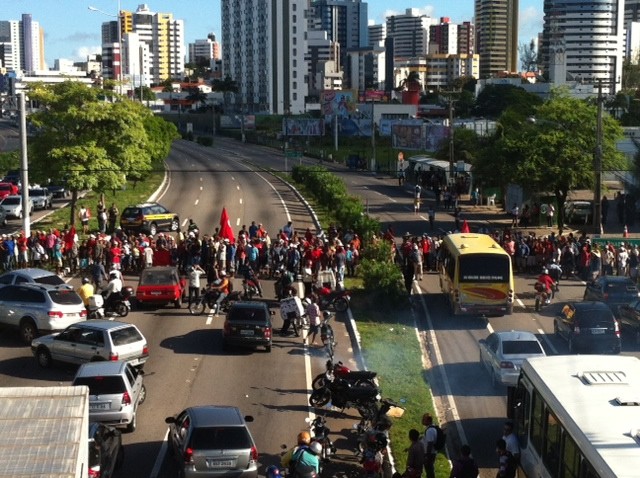 Manifestantes do MST fecham trecho da BR 101 em Natal (Foto: Fernanda Zauli/G1)
