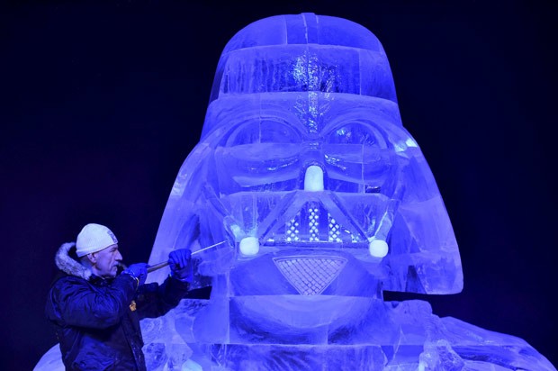 Húngaro Zsolt Toth faz últimos ajustes em escultura de Darth Vader (Foto: Eric Vidal/Reuters)