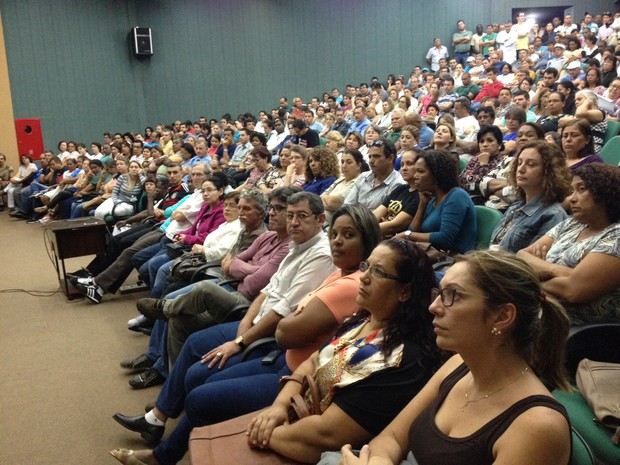 Assembleia dos servidores técnico-administrativos da UEL (Foto: Vinicius Frigeri/RPC Londrina)