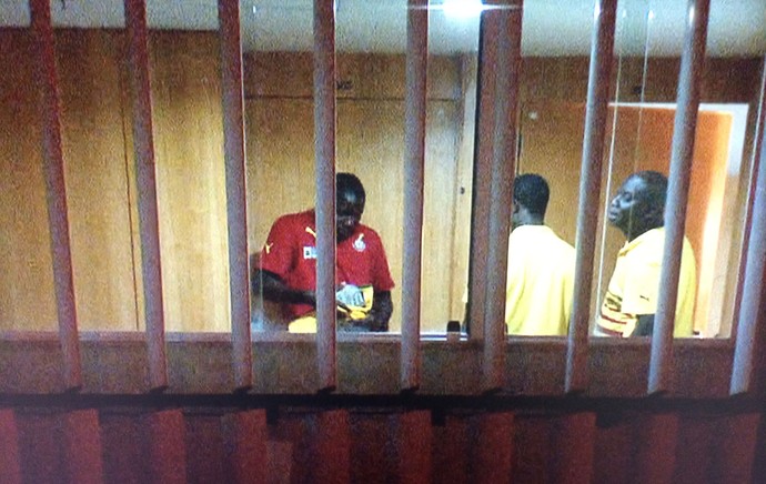 jogadores de Gana recebendo o dinheiro no hotel (Foto: Almir de Queiroz / TV Globo)
