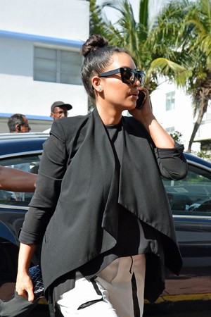 Kim Kardashian em Miami (Foto: Brett Kaffee/Thibault Monnier/Jeff Steinberg/PacificCoastNews/Honopix)
