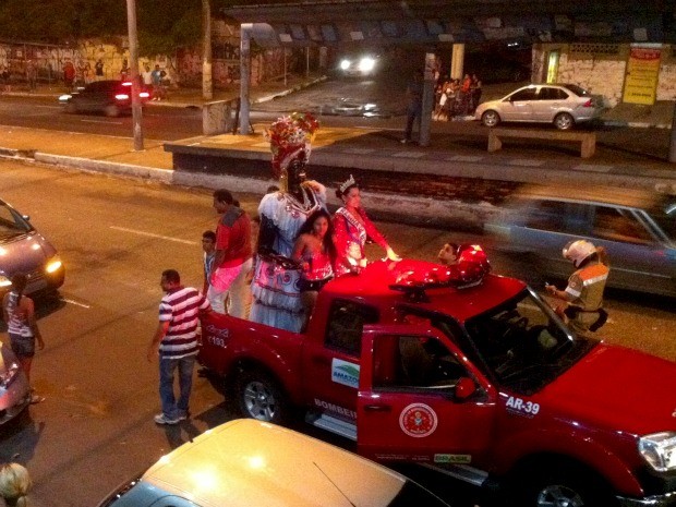 Kamélia deixou o aeroporto e seguiu em uma carreata pelas ruas de Manaus (Foto: Mônica Dias/G1 AM)