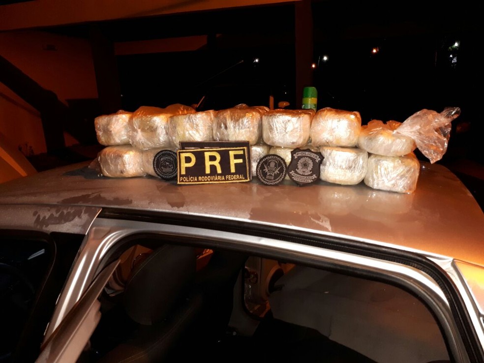 Droga estava escondida em fundo falso de carro (Foto: Divulgação/PRF)