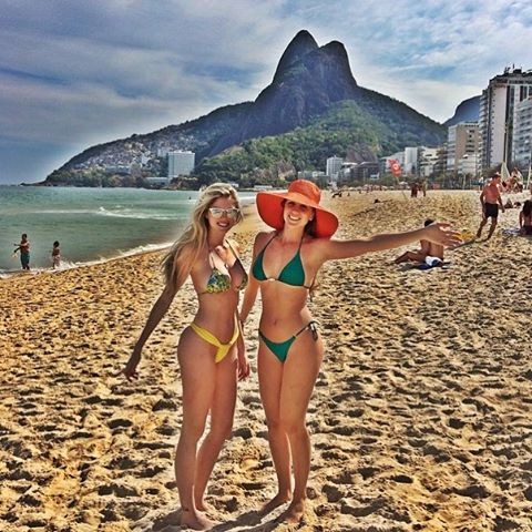Bárbara Evans com amiga na praia do Leblon, no Rio (Foto: Reprodução/Instagram)