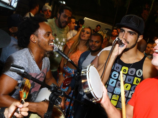 Caio Castro canta com grupo de pagode em bar na Zona Oeste do Rio (Foto: Raphael Mesquita/ Divulgação)