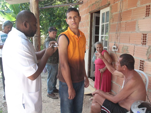 Moradores foram imunizados próximo ao Parque Municipal Atalaia (Foto: Ana Chaffin/Ascom Macaé)