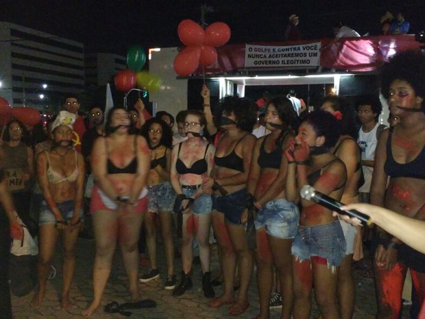 Mulheres protestam contra a cultura do estupro, em Vitória (Foto: Mariana Carvalho/ G1)