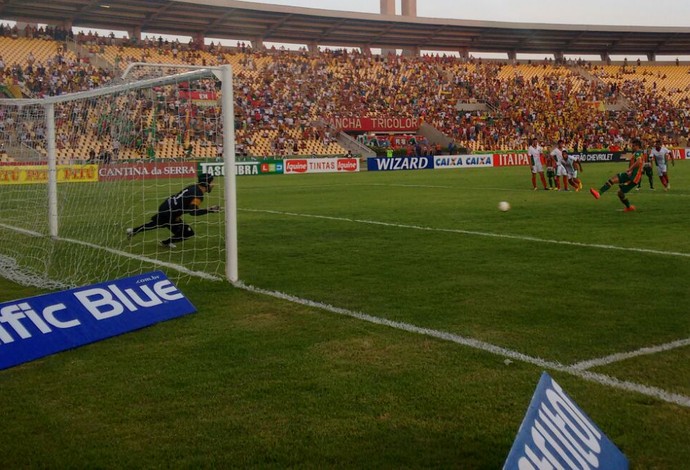 Douglas Oliveira faz gol de pênalti pelo Sampaio contra o Boa Esporte (Foto: Afonso Diniz / GloboEsporte.com)