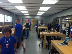 Interior da primeira Apple Store do Brasil, que vai ser inaugurada neste sábado (15) no Shopping Village Mall, na Barra da Tijuca, Zona Oeste do Rio (Foto: Lívia Torres/G1)