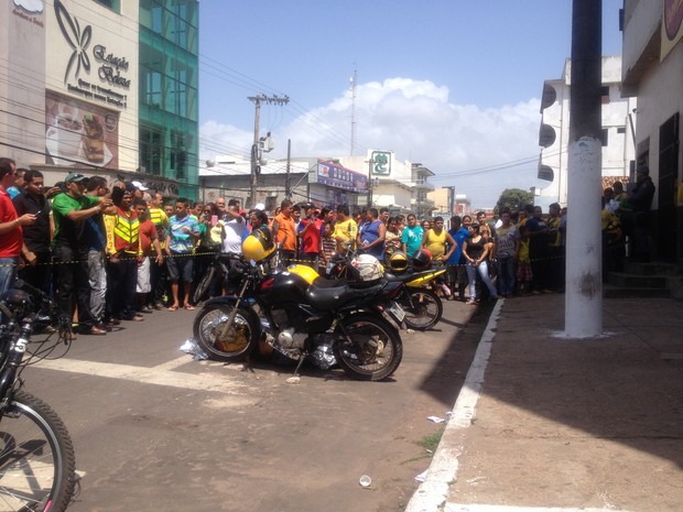 Mototaxista foi morto a tiro no Centro de Macapá (Foto: Fabiana Figueiredo/G1)
