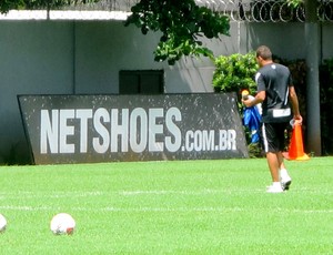 roupeiro santos recolhe cone no treino (Foto: Marcelo Hazan)