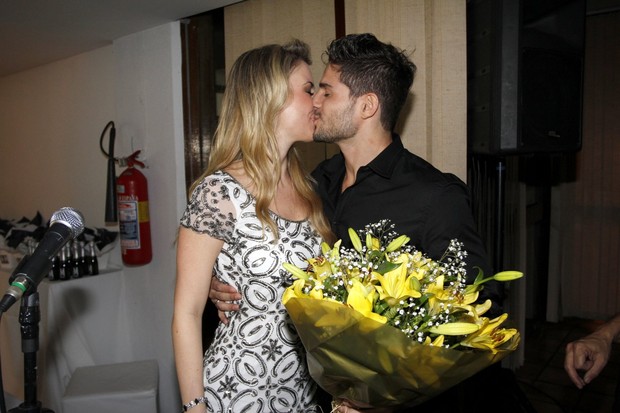 Ex-BBBs Fernanda e André se beijam (Foto: Gil Rodrigues / FotoRioNews)