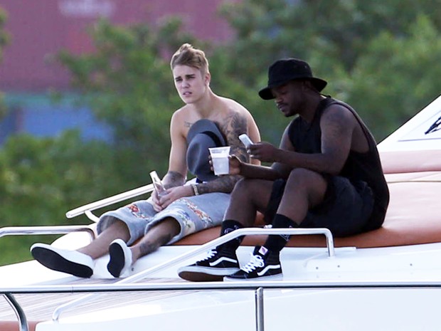 Justin Bieber relaxa em iate em Miami, nos Estados Unidos (Foto: Grosby Group/ Agência)