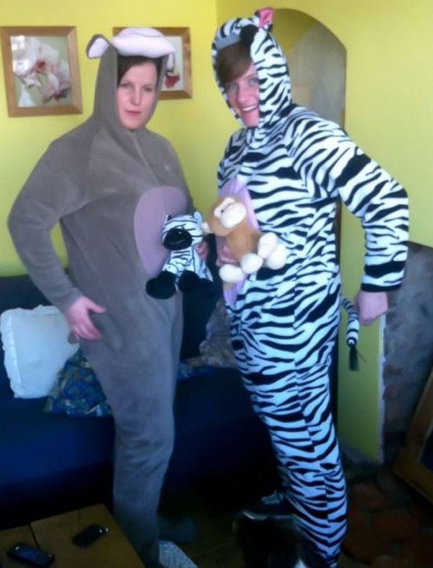 Fantasiadas de macaco e zebra, as oficiais Tracy Griffin e Terri Cave foram condecoradas ao deterem um criminoso em um supermercado, a caminho de uma festa à fantasia (Foto: Reprodução/Facebook/Solihull Police) Fantasiadas de macaco e zebra, as oficiais Tracy Griffin e Terri Cave foram condecoradas ao deterem um criminoso em um supermercado, a caminho de uma festa à fantasia (Foto: Reprodução/Facebook/Solihull Police)