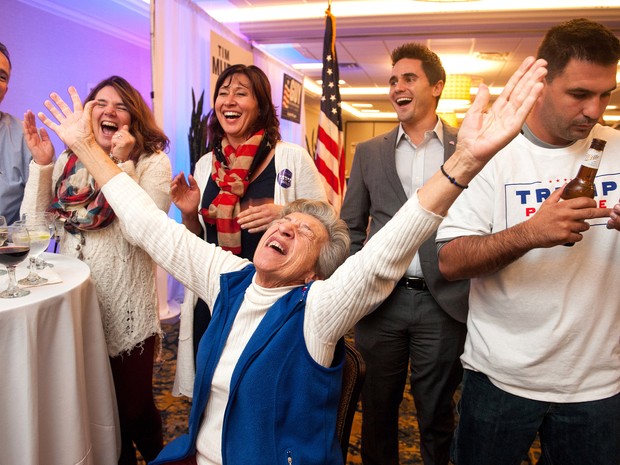 Georgia Touloumes, de 86 anos, comemora ao lado de sua família o anúncio da vitória de Donald Trump em estados-chave durante a apuração da eleição americana em Bathel Pak (Foto: Stephanie Strasburg/Pittsburgh Post-Gazette/via AP)