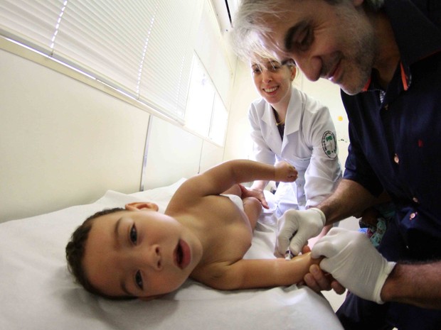 Joanderson Belo, bebê com microcefalia, é preparado para receber a aplicação de botox nos músculos (Foto: Marlon Costa/Pernambuco Press)