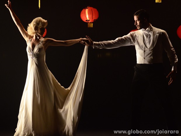 Aurora e Davi dançam (Foto: Ellen Soares/TV Globo)