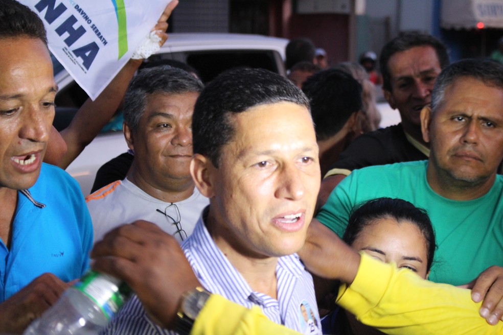 Noronha foi recepcionado pelos populares em frente ao Fórum Eleitoral (Foto: Júnior Freitas/G1)