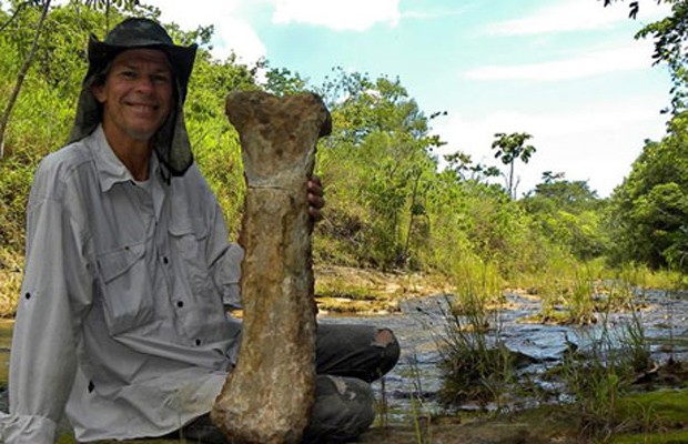 William Nava mostra fóssil de dinossauro já removido da rocha (Foto: Valter Saia/Divulgação)