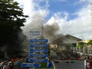 Protesto no Porto de Maceió. (Foto: Carolina Sanches/ G1)