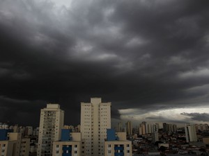 Nuvens carregadas na Zona Leste de São Paulo nesta quinta-feira (Foto: Luiz Guarnieri/Brazil Photo Press/Estadão Conteúdo)