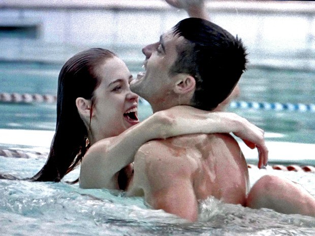 Sophia Abrahão e Guilherme Leicam gravam na piscina  (Foto: Gshow)