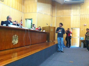 Integrante do MPL discursa em audiência (Foto: Roney Domingos/G1)